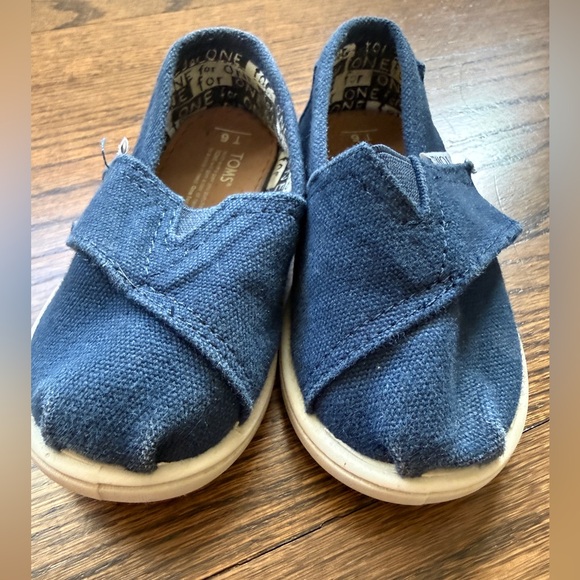 TOMS Kids Classic Dark Blue Canvas Shoes Size 6 - Picture 2 of 6